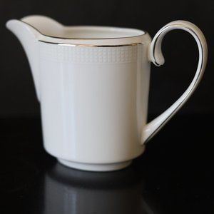 Vera Wang Blanc sur Blanc Creamer